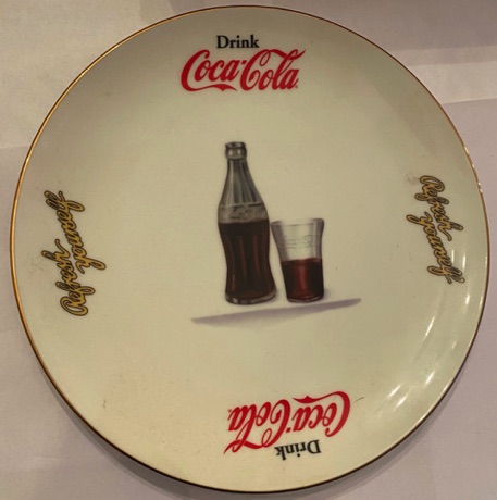 7469-1 € 15,00 coca cola aardewerk sierbord col.club 31th annual portland 2005 nr 370-600 20 cm.jpeg